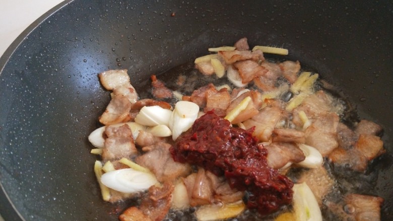 红烧米豆腐,加入料酒炒出红油。