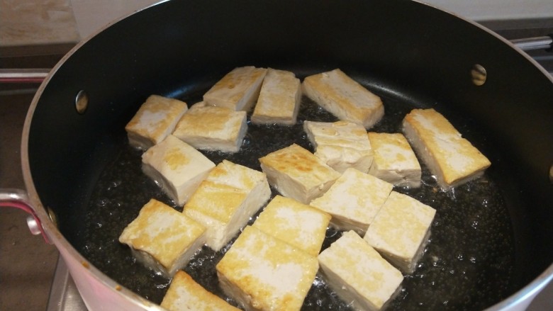 红烧米豆腐,煎制两面金黄。