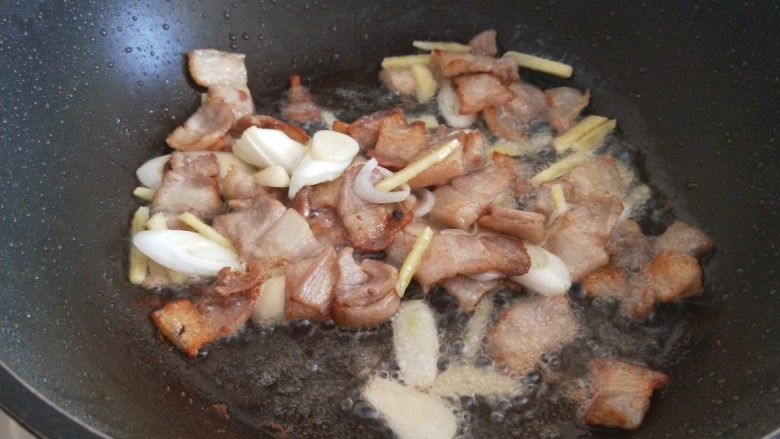 红烧米豆腐,肉片炒干一点好吃，放入葱姜蒜炒香。
