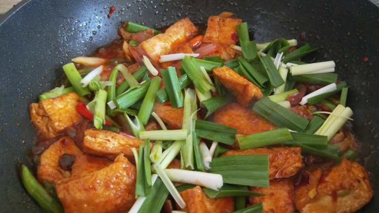 红烧米豆腐,出锅撒上蒜苗炒均匀即可。