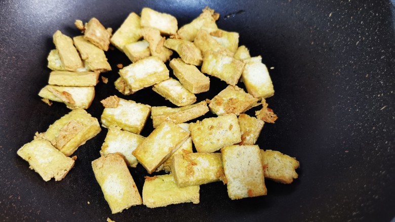 白菜炒豆腐,放入豆腐煎至双面焦黄上色备用