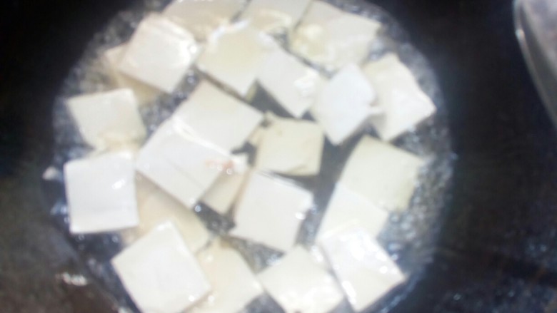 白菜炒豆腐,将豆腐过油后捞出。