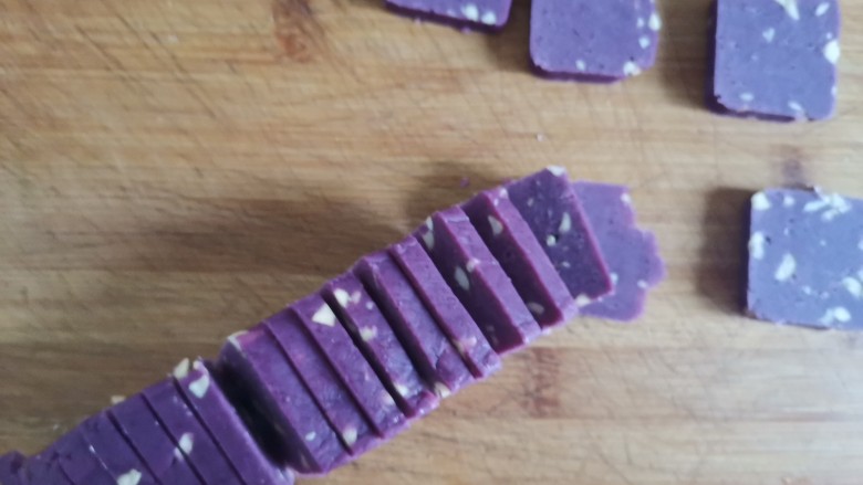 紫薯花生饼干🍪,切成0.5厘米厚的饼干坯