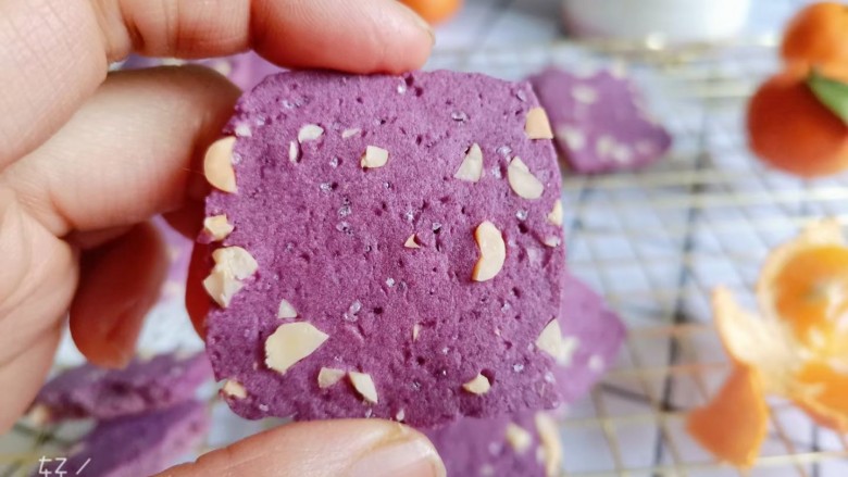 紫薯花生饼干🍪,好看又好吃的紫薯花生饼干就做好了，非常酥脆，紫薯味浓郁中夹着花生香