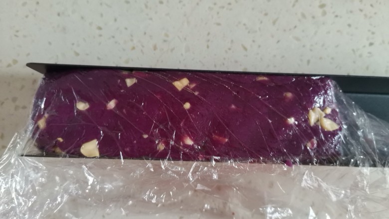 紫薯花生饼干🍪,模具铺上保鲜膜，把面团放进去整理平整，放入冰箱冷冻30分钟～40分钟
