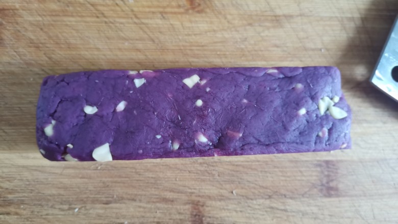 紫薯花生饼干🍪,冷冻好后，面团变硬，从模具里取出来，撕掉保鲜膜