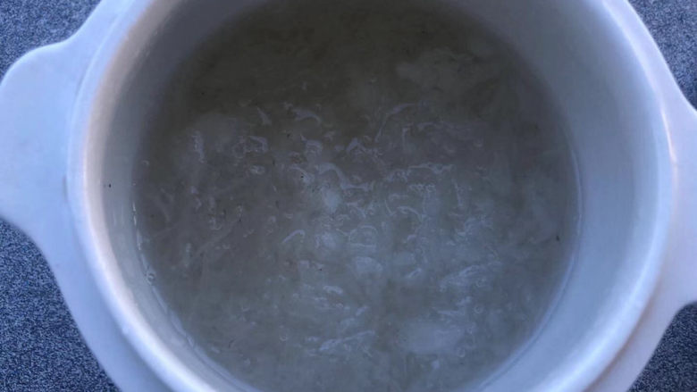 木瓜炖牛奶,炖锅里放刚没过燕窝的纯净水。