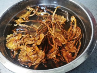 茶树菇炖鸡汤,茶树菇泡水2小时