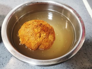 茶树菇炖鸡汤,猴头菇泡水2小时