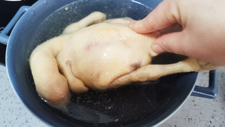 茶树菇炖鸡汤,捞出再次清洗