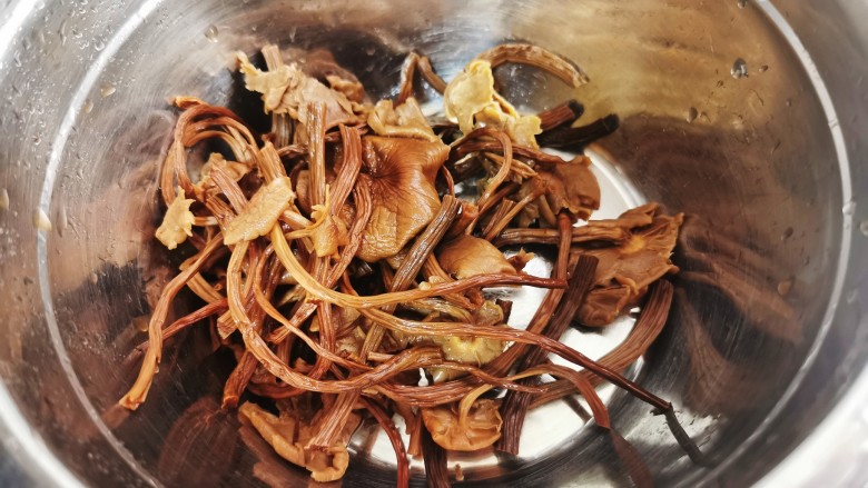 茶树菇炖鸡汤,茶树菇挤干水份，切段