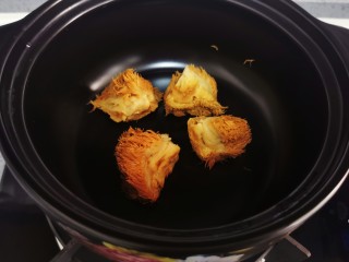 茶树菇炖鸡汤,空锅里放入猴头菇