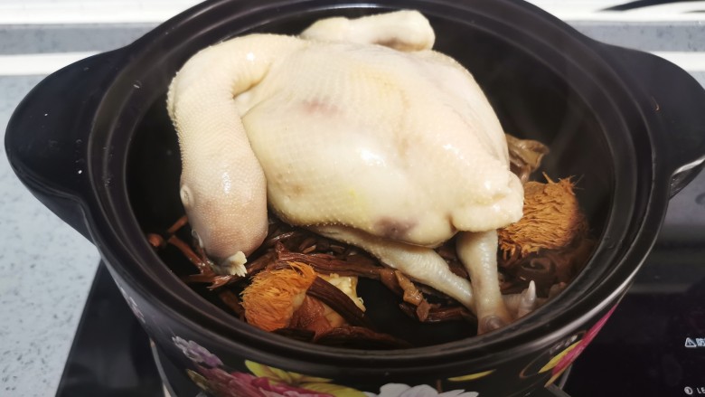 茶树菇炖鸡汤,焯水的整鸡