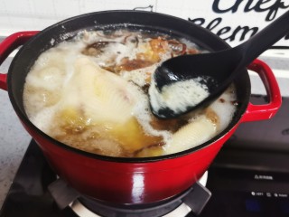 茶树菇炖鸡汤,煮沸后打去浮沫