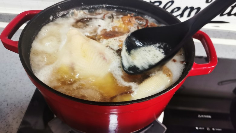 茶树菇炖鸡汤,煮沸后打去浮沫