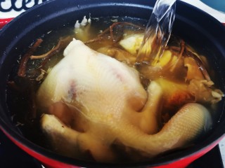 茶树菇炖鸡汤,加入清水末过鸡，砂锅有点小最后换成了珐琅锅