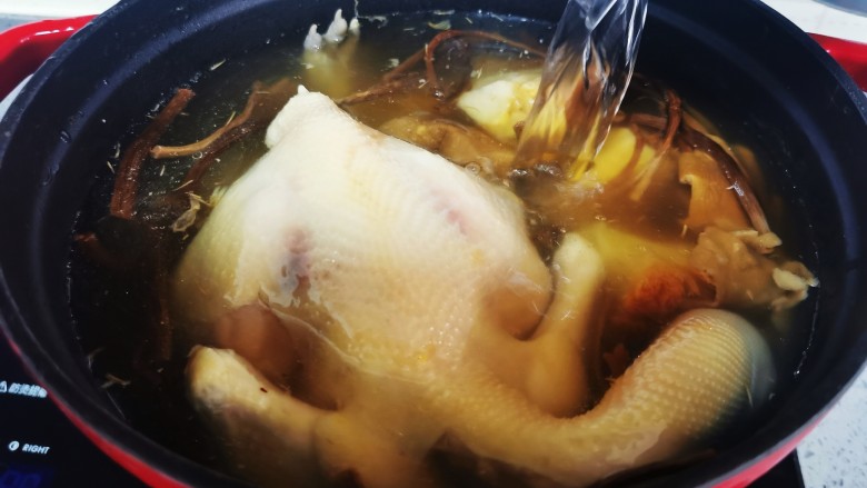 茶树菇炖鸡汤,加入清水末过鸡，砂锅有点小最后换成了珐琅锅