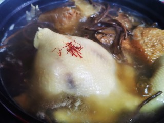 茶树菇炖鸡汤,放入藏红花