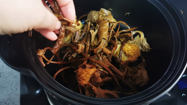 茶树菇炖鸡汤,茶树菇