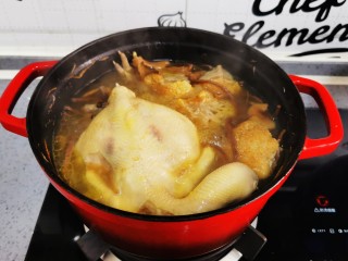 茶树菇炖鸡汤,汤已经喝很浓郁了，开锅