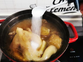 茶树菇炖鸡汤,加入盐