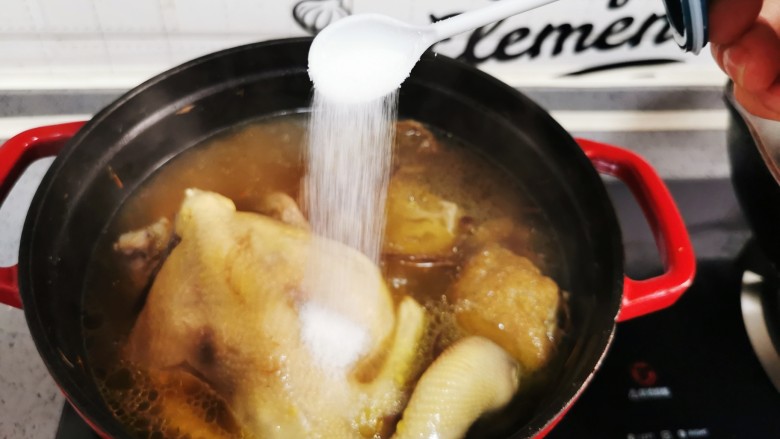茶树菇炖鸡汤,加入盐