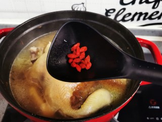 茶树菇炖鸡汤,枸杞