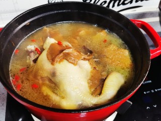 茶树菇炖鸡汤,再小火煮3分钟即可出锅