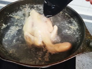 茶树菇炖鸡汤,凉水入锅煮沸