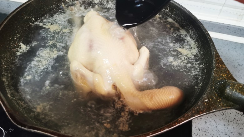 茶树菇炖鸡汤,凉水入锅煮沸
