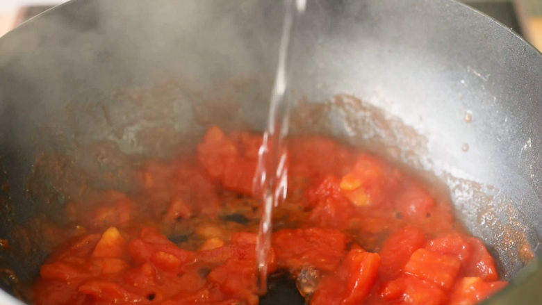 番茄龙利鱼，鱼肉滑嫩，酸甜开胃！,炒出汁后加入两勺番茄酱，继续翻炒，加入小半碗水