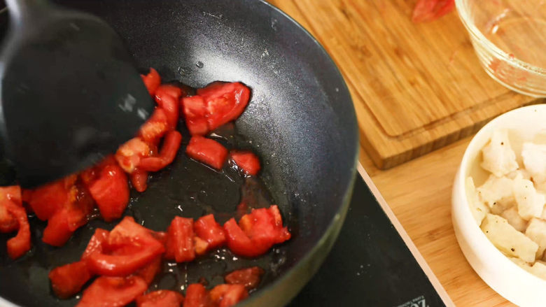 番茄龙利鱼，鱼肉滑嫩，酸甜开胃！,锅烧热后倒入适量油，放入切好的番茄，用中火不断翻炒