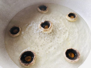 口蘑汤,锅中加适量清水烧开。