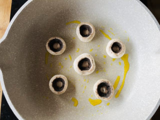 口蘑汤,放入处理好的口蘑最小火煎至口蘑出汤汁。