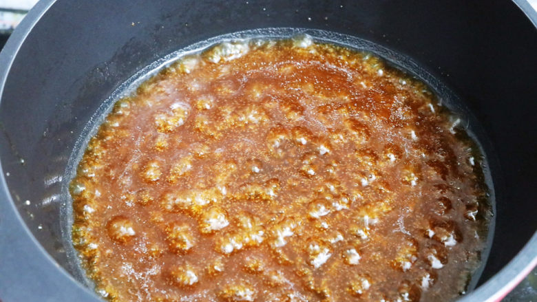 红烧肉丸子,将蒸好的香菇肉丸的汤汁倒入锅中，加入酱汁，煮至汤汁浓稠关火