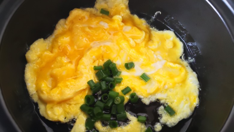白菜粉丝汤,待蛋液凝固，撒上葱花炒岀香味