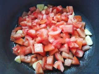 番茄火锅,放入番茄丁，