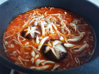 番茄火锅,加入菌菇和肥牛，