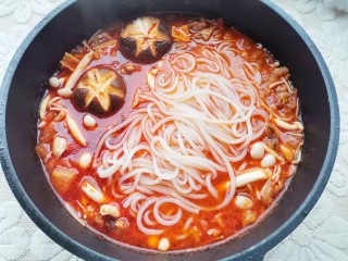 番茄火锅,放入煮好的螺蛳粉和料包，