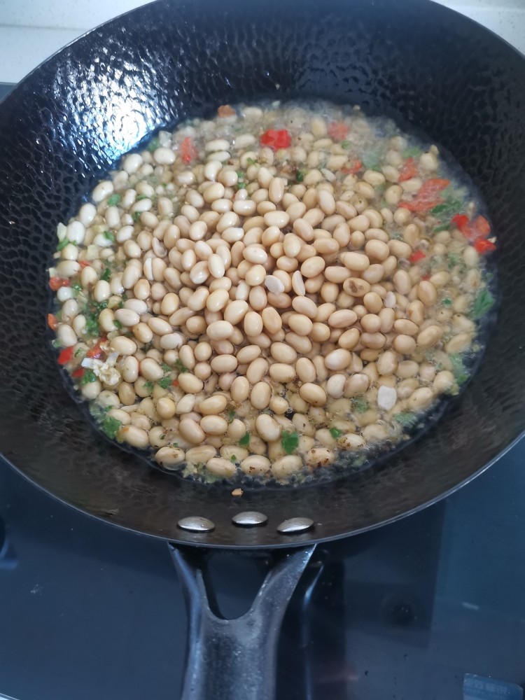 酱黄豆,然后加入黄豆，文火熬20分，熬干黄豆里的水份