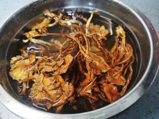 干锅茶树菇,茶树菇泡水2小时