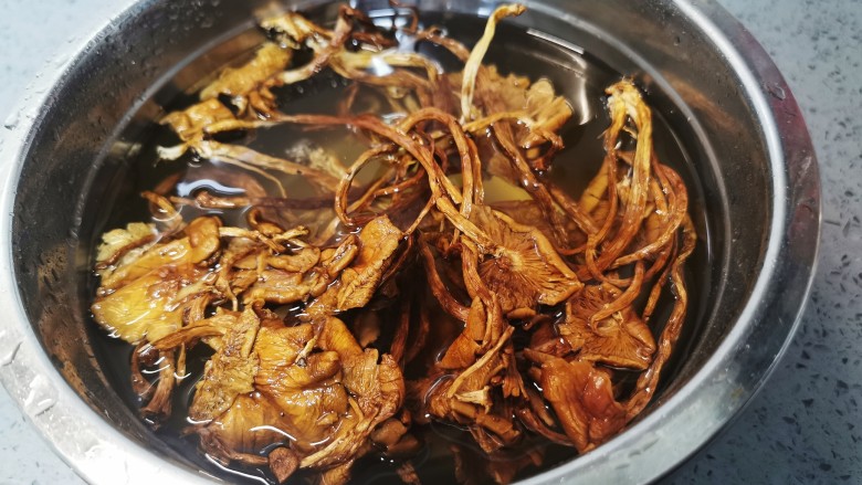 干锅茶树菇,茶树菇泡水2小时