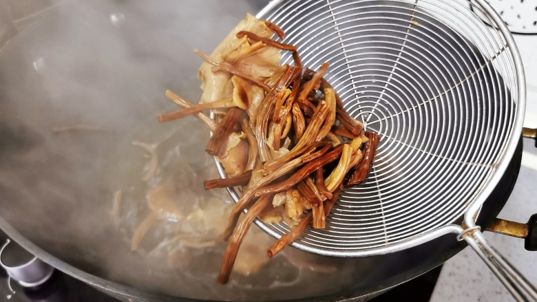 干锅茶树菇,开水里焯水1分钟，捞出后控干水分