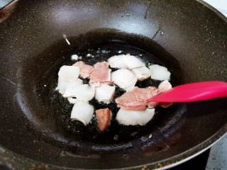 干锅茶树菇,放入猪肉
