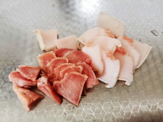 干锅茶树菇,猪肉切片备用