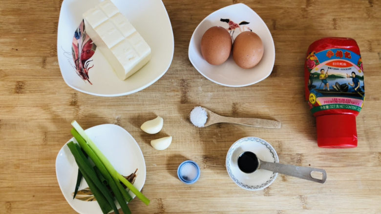 豆腐炒鸡蛋,先把需要的食材提前准备好。