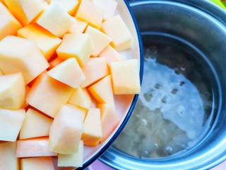 木瓜炖牛奶,加入锅中