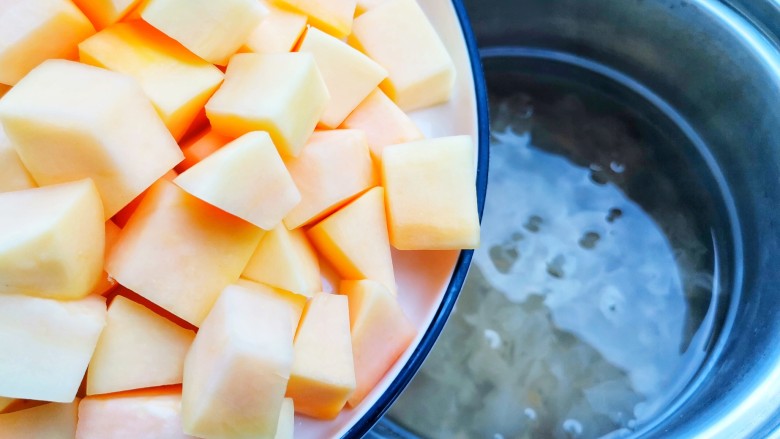 木瓜炖牛奶,加入锅中