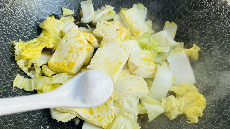 白菜炒豆腐,根据个人口味加入适量盐