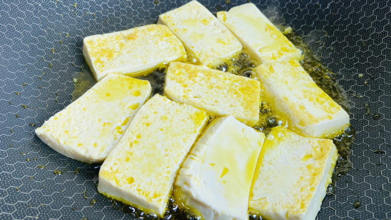 白菜炒豆腐,起油锅放入豆腐小火煎至两面金黄色，盛入盘中备用